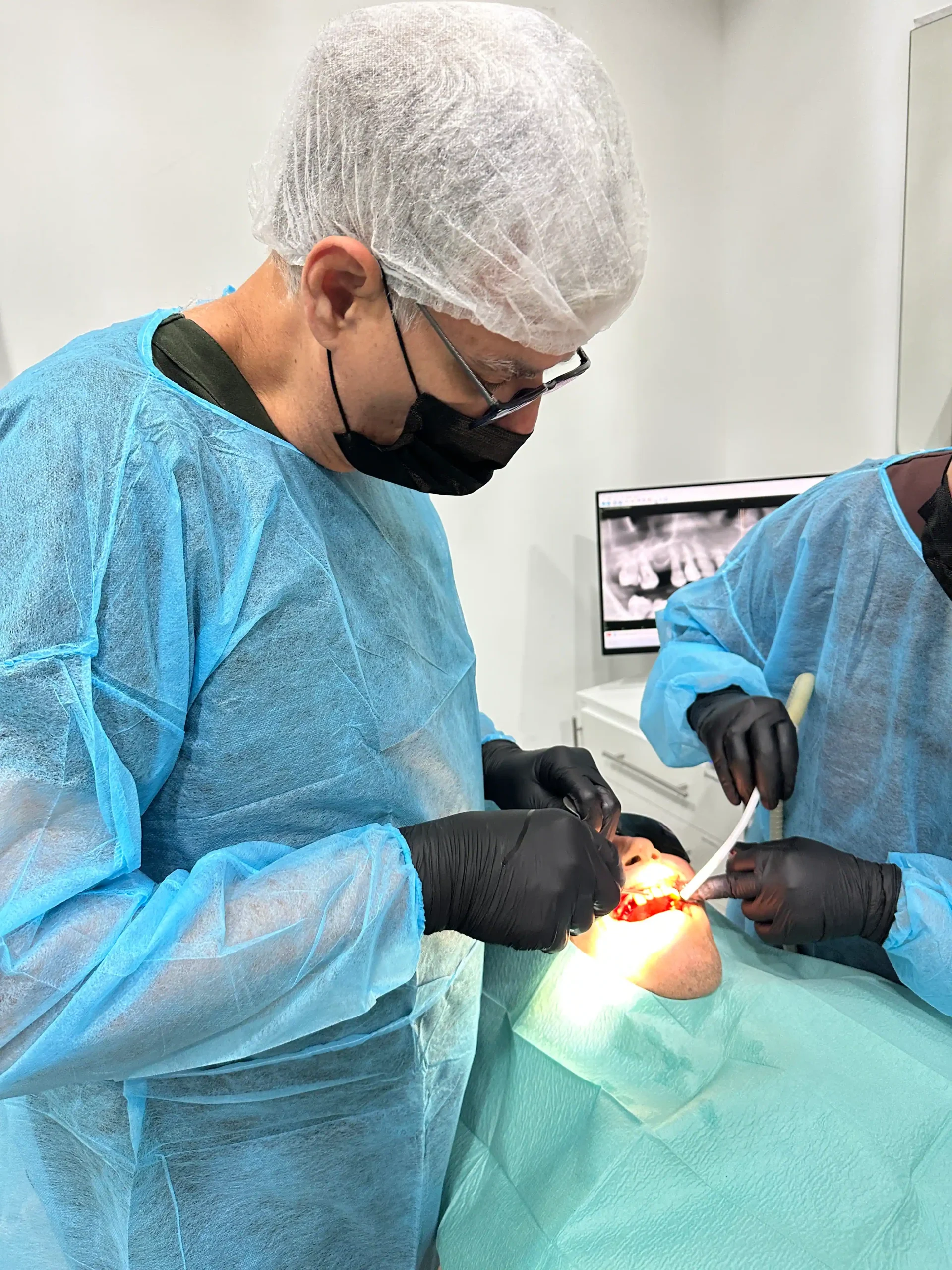 Cirurgia guiada de colocação de implantes All-on-4 na Porto Smile