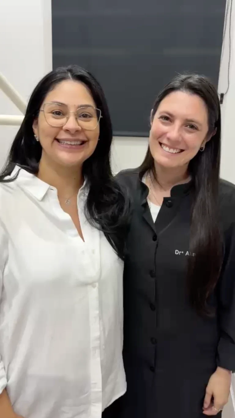 Paciente satisfeito após tratamento periodontal na Porto Smile, em Matosinhos